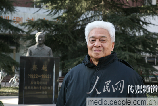 2008年12月，张颂老师在齐越老师塑像前留影。