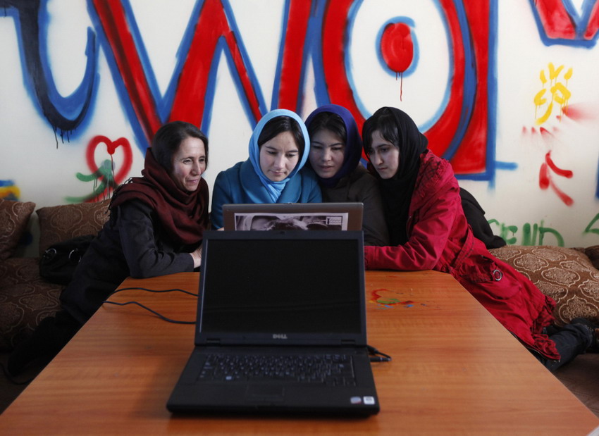 2012��3��8�գ���������������Ů���ڿ��������׸�Ů�Ի��������ɹ�����REUTERS/Mohammad Ismail
