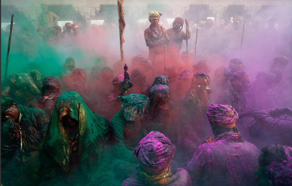 2012��3��3�գ���ӡ���µ���Լ120������ϵ¸ԣ��ϵ¼�����������˹��������ڼ䣬�����ڸ��Լ�ͿĨ���ϡ�����ӡ�Ƚ�����������Ǽ����ϵ¸Ե�Ů����ľ���������Կ���������ż�����������ˣ�����������ͼ������ͿĨ���������ϡ�AFP PHOTO Manan VATSYAYANA