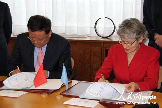 凤凰卫视总裁刘长乐与联合国教科文组织总干事伊莲娜・博科娃签署合作协议。人民网记者邢雪拍摄