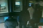 监控记录ATM抢劫全过程