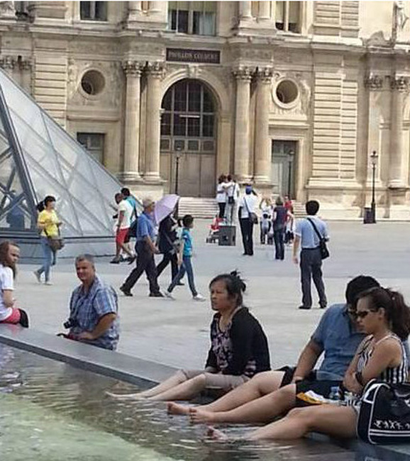 网友拍摄。图片说明：中国游客被曝在卢浮宫前水池泡脚。