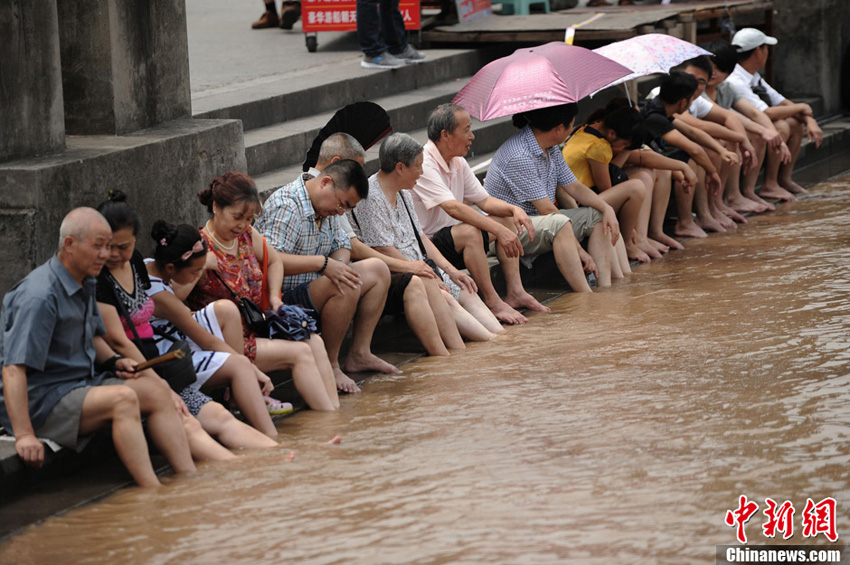 中国游客卢浮宫泡脚被斥素质低