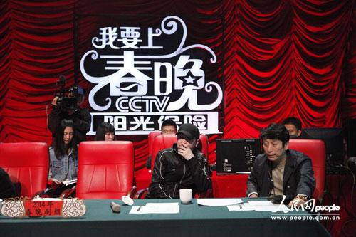 冯小刚亮相央视《我要上春晚》人气王评选录制现场。