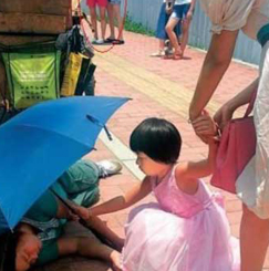 小女孩為中暑清潔工撐傘系假新聞
