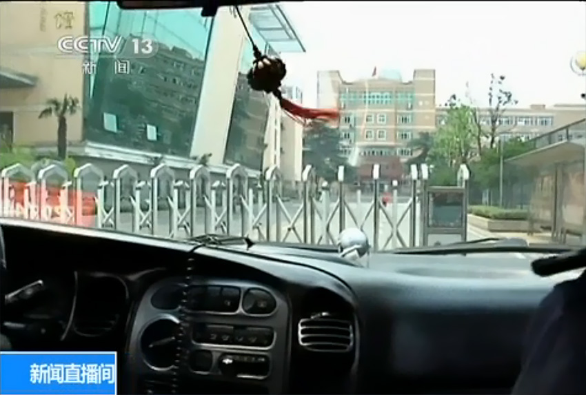 试卷到达考点后,考点必须安排至少两名老师当场接收。