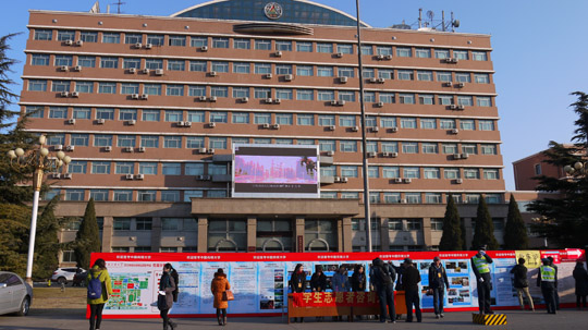 校园各处安排了展板及志愿者引导考生 人民网记者 宋心蕊/摄