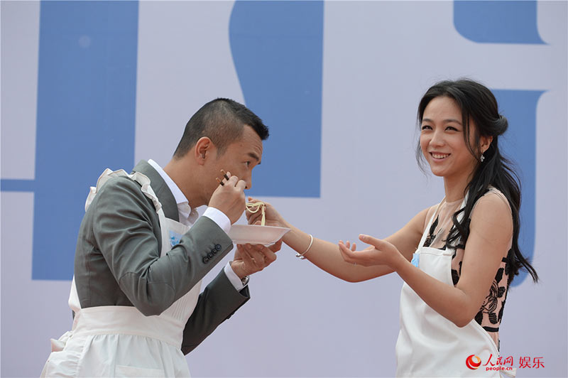 湯唯喂廖凡吃面引尖叫 馮小剛曝女神私下"超豪爽"
