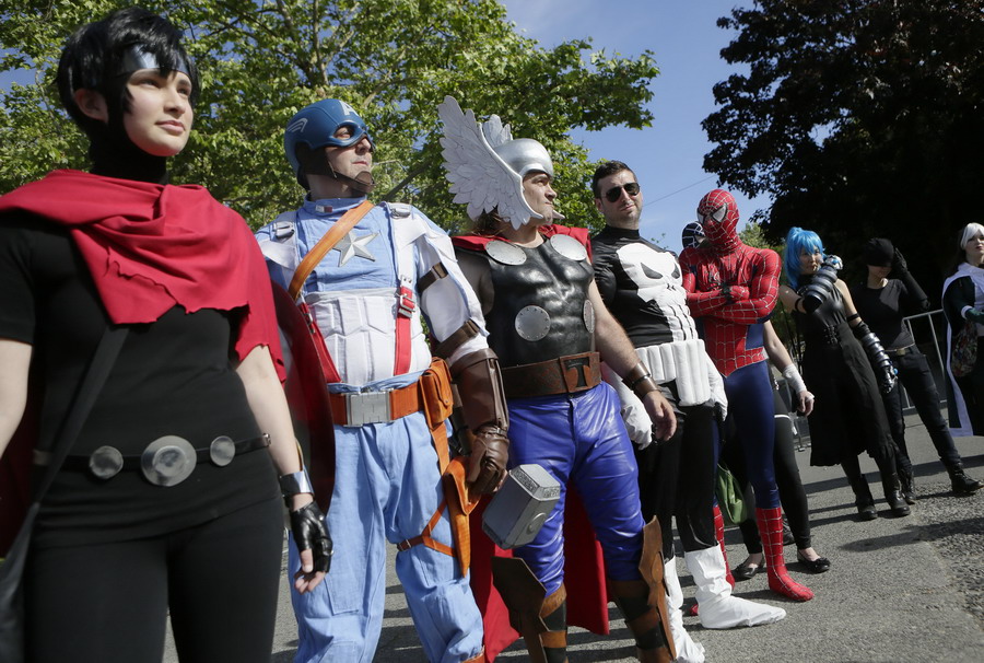 6月10日，在加拿大溫哥華，參賽者在漫畫英雄裝扮大賽中打扮成不同的漫畫人物造型亮相。新華社發（梁森 攝） 