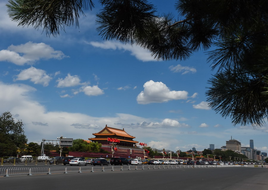 藍天白雲下的北京長安街（6月11日攝）。新華社記者 羅曉光 攝