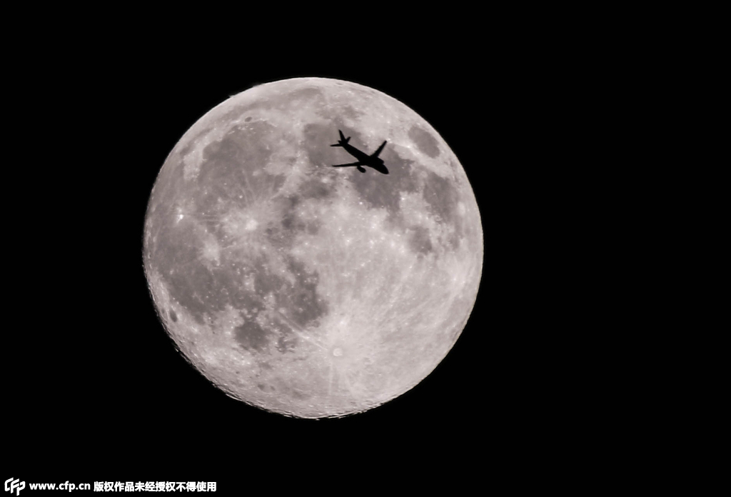 2015年09月27日，江蘇省盱眙縣上空，一架飛機“穿越”圓月。