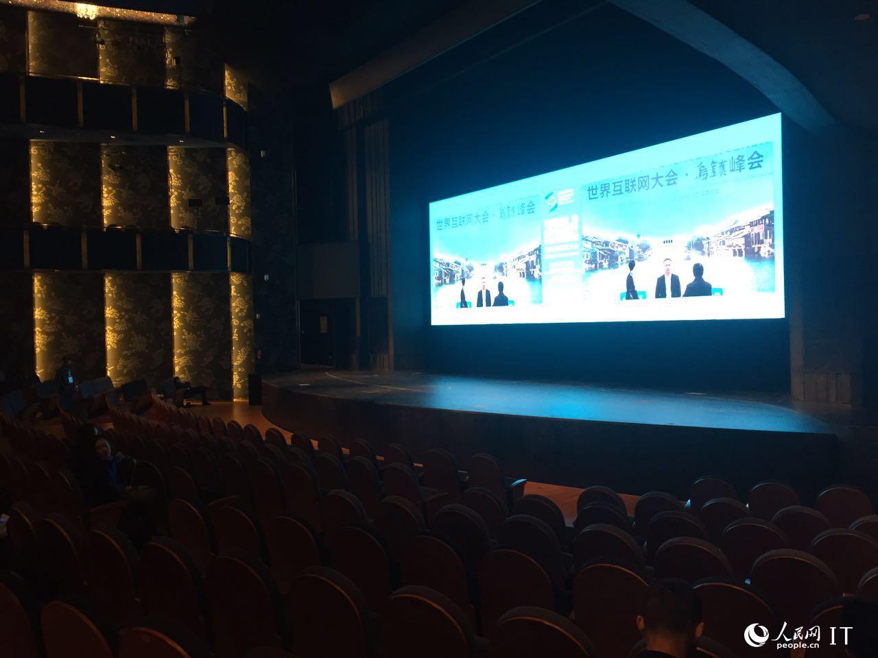 記者在烏鎮大劇院等待開幕式直播。（攝影：姚欣雨）