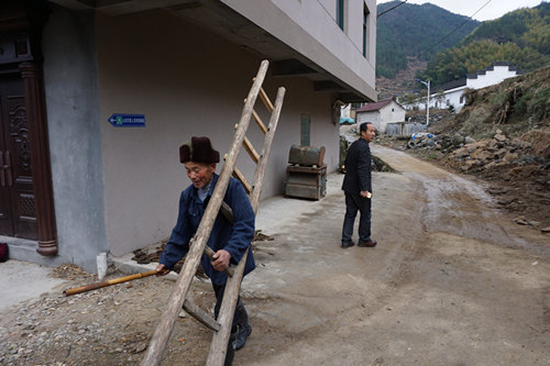 金國明（右）帶領記者了解村子建設情況