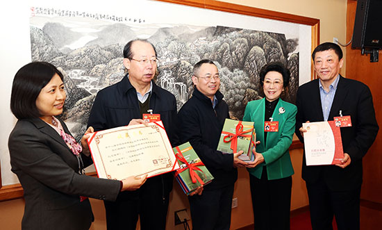 国新闻出版界向中国政协文史馆捐赠履职纪实画