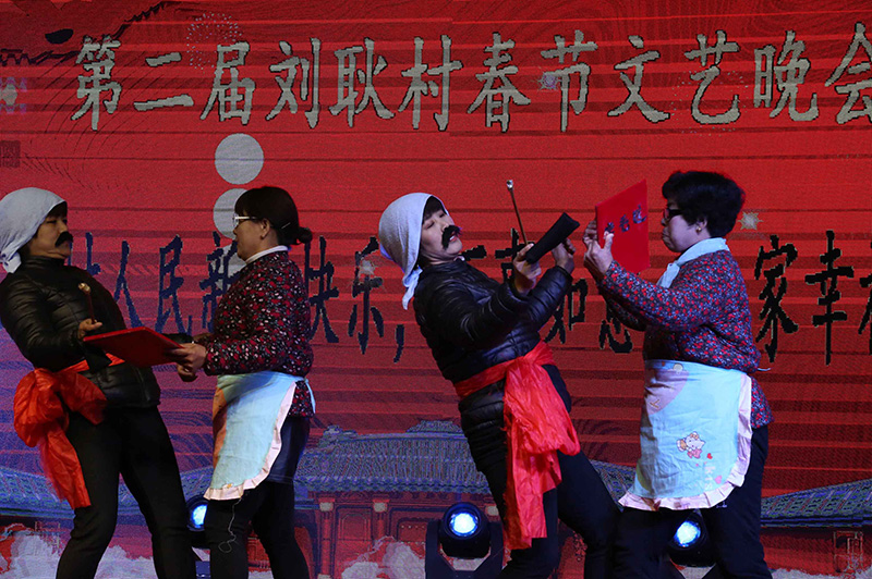 村民演員在“小村春晚”舞台上向鄉親們表演節目