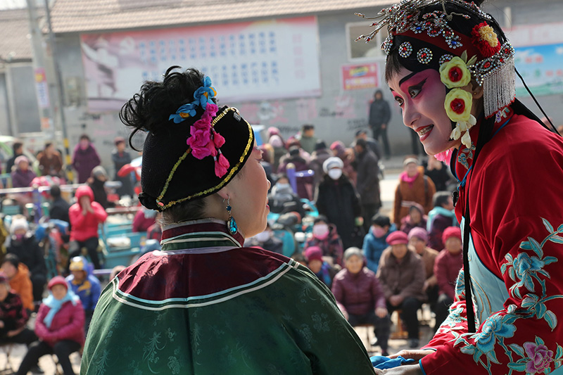 2月22日，在山東省博興縣興福鎮駙馬村，呂劇演員正在為農民群眾表演呂劇《小姑賢》。