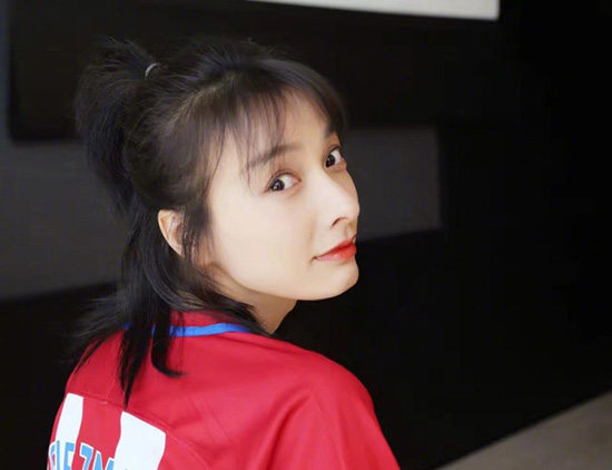 吴昕晒近照不忘发感慨 席地而坐手牵气球少女感十足【11】