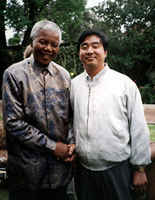 1996年11月27日，當曼德拉宣布南非將同中國正式建交時，溫憲是在現場採訪的唯一來自中國大陸的新聞記者。