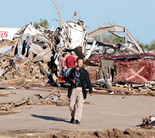 2013年5月22日，溫憲在遭受龍卷風災難的美國俄克拉亥馬城穆爾市現場採訪。