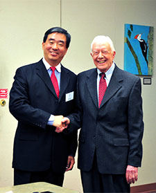 美國前總統卡特2013年11月10日接受中國記者採訪時與溫憲合影。