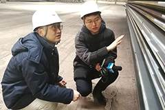 遼寧營口鱍魚圈區廣播電視台李承澤(右)在鞍鋼鱍魚圈新廠採訪