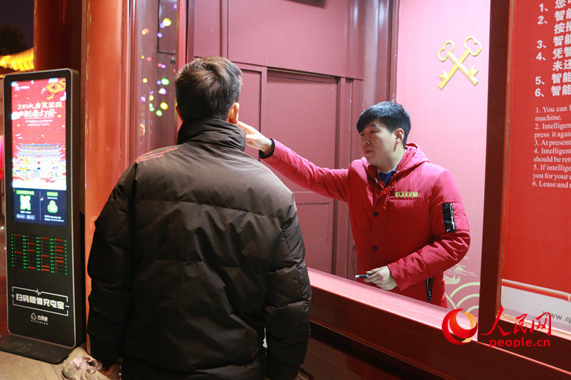 褚琪在金钥匙岗亭为游客服务 人民网记者 连品洁 摄
