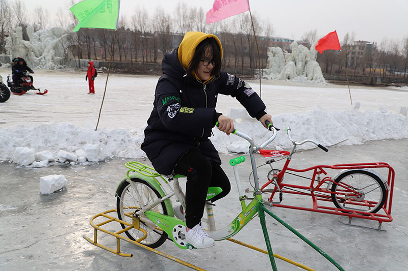 冰上自行車（王超-攝）
