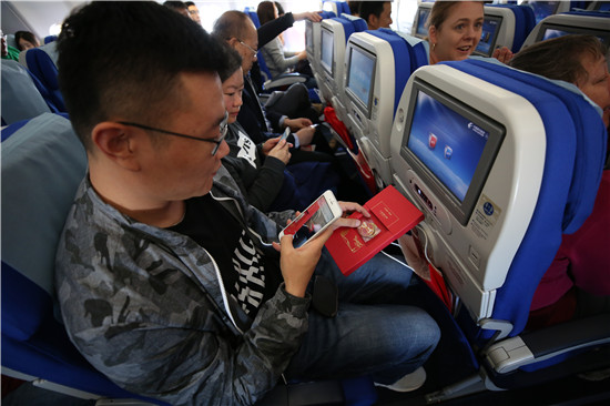 乘客在使用人民視頻客戶端AR掃描行李牌看精彩視頻