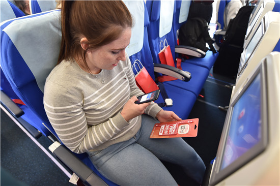 乘客在使用人民視頻客戶端AR掃描行李牌看精彩視頻