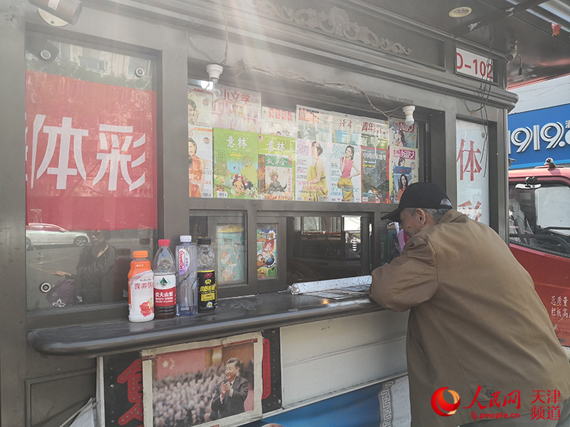 天津市民在報刊亭購買刊物。孫一凡 攝