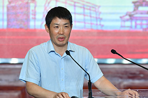 中国社科院新闻与传播研究所新闻学研究室主任 黄楚新