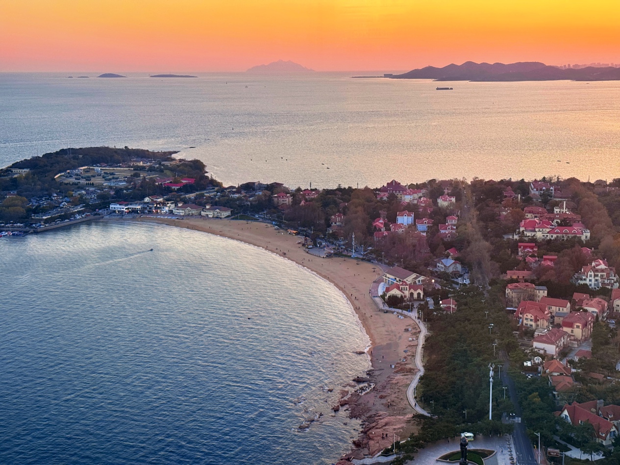 夕阳余晖浸染蜿蜒海岸。人民网 郑昕桥摄