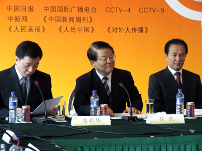 “06’跨文化传播论坛”于8月31日在北京昆仑饭店举行。国务院新闻办公室主任蔡武(中)出席了论坛开幕式并致辞。国务院新闻办公室副主任、中国外文局局长蔡名照(右)代表主办方致开幕辞。
