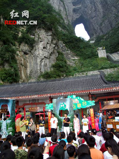 央视《国庆七天乐》在张家界天门山录制(组图