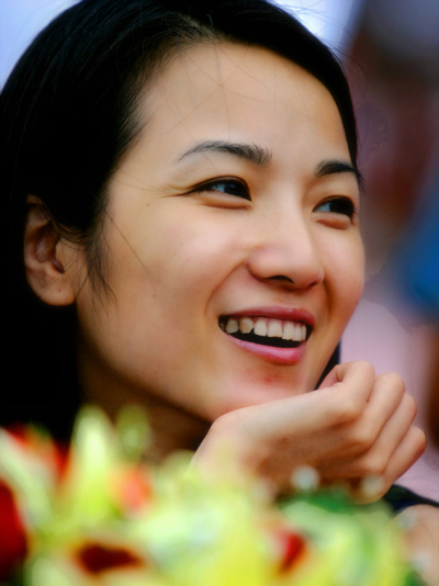 管彤现身文化节否认走穴 梦想是主持春晚