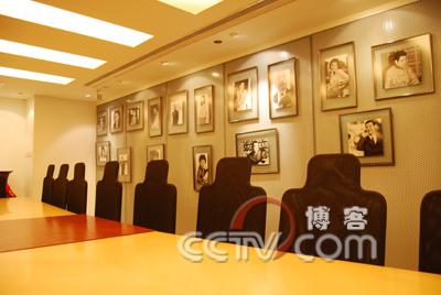 记者揭秘凤凰卫视 办公条件不及县级电视台 (2