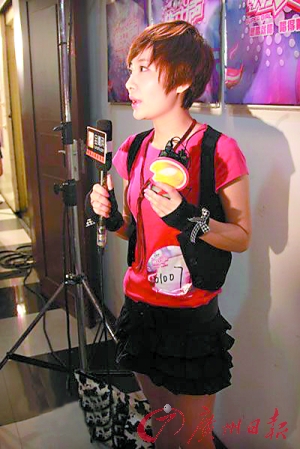 <em>快乐女声 比赛</em>开锣 丝袜评委 只看丝袜不评唱功