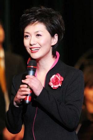 央视主持人海霞赴四川引领千人同诵"红色经典"