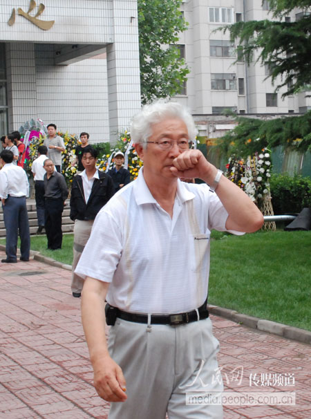老播音员陈铎白发苍苍送罗京图片