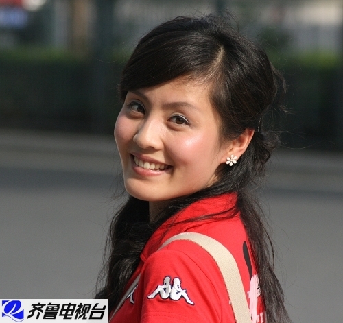 她就是山东齐鲁电视台的美女主持刘琰; 刘翔向最美女记者致歉 翔女郎