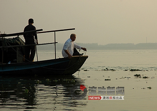 2009年10月24日16:43:35，王守海他们坐在船头上等着钱到位（船上穿白衣者）。