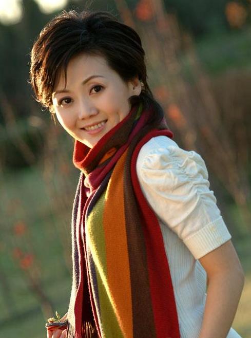 [组图]名主持柴璐逛动物园 上演"美女与野兽" (10)