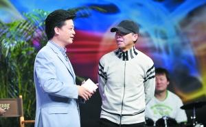 用崔永元的话说,他和冯小刚都是“到岁数的人”,都能聊。本报记者 郭延冰 摄