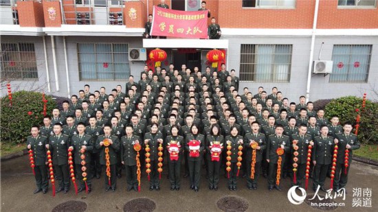2021新春佳節來臨之際，軍事基礎教育學院學員四大隊組織拍攝拜年短視頻。吳文興攝
